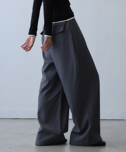 Clum(クルム)の「pinstripe tuck wide pants / ピンストライプタックワイドパンツ(スラックス・レディース・ダークグレー・LARGE/MEDIUM)」の10枚目の写真