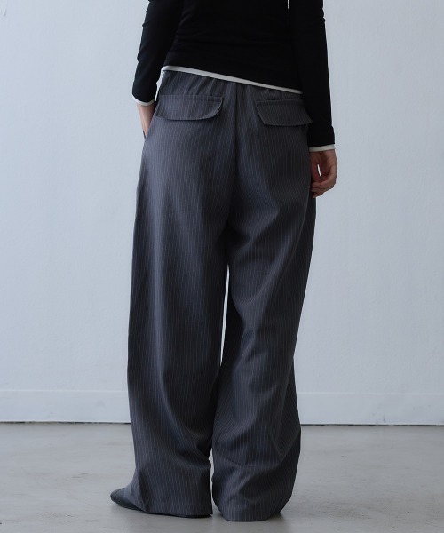 Clum(クルム)の「pinstripe tuck wide pants / ピンストライプタックワイドパンツ(スラックス・レディース・ダークグレー・LARGE/MEDIUM)」の11枚目の写真