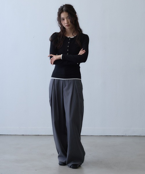 Clum(クルム)の「pinstripe tuck wide pants / ピンストライプタックワイドパンツ(スラックス・レディース・ダークグレー・LARGE/MEDIUM)」の16枚目の写真