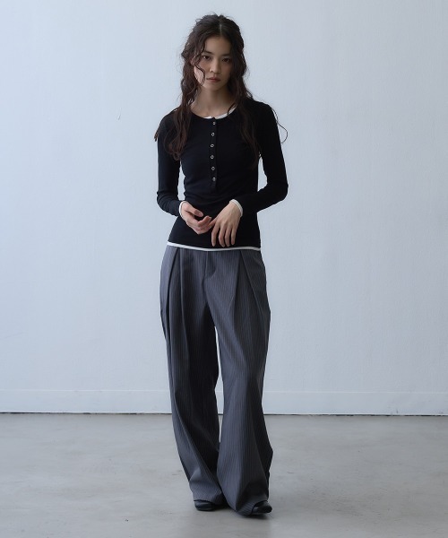Clum(クルム)の「pinstripe tuck wide pants / ピンストライプタックワイドパンツ(スラックス・レディース・ダークグレー・LARGE/MEDIUM)」の12枚目の写真