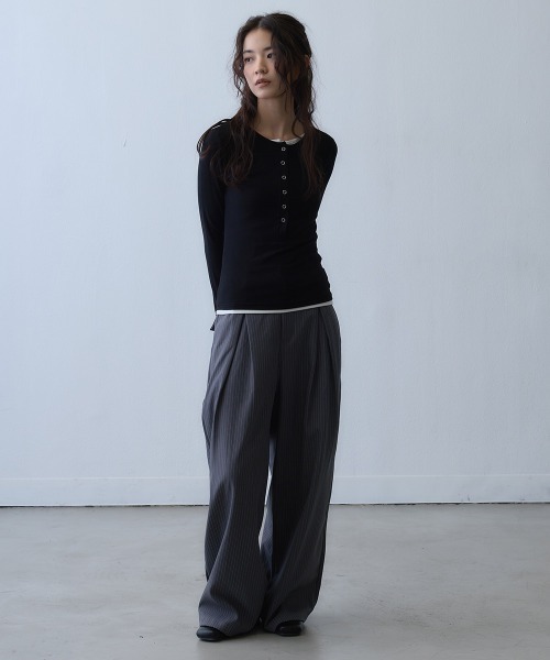 Clum(クルム)の「pinstripe tuck wide pants / ピンストライプタックワイドパンツ(スラックス・レディース・ダークグレー・LARGE/MEDIUM)」の13枚目の写真