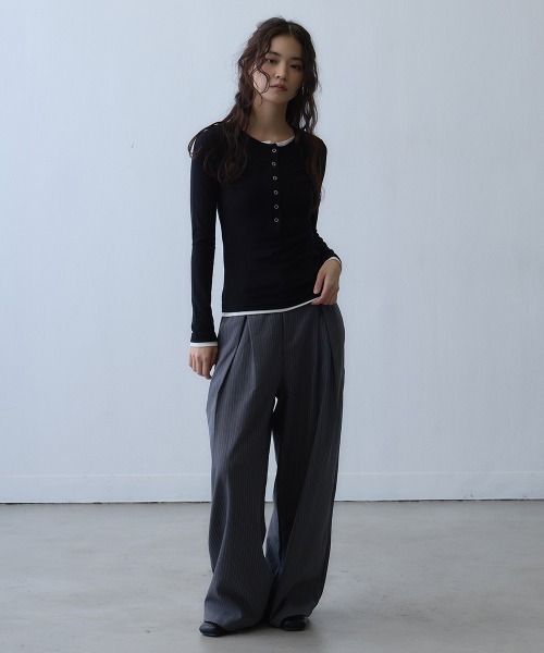 Clum(クルム)の「pinstripe tuck wide pants / ピンストライプタックワイドパンツ(スラックス・レディース・ダークグレー・LARGE/MEDIUM)」の14枚目の写真