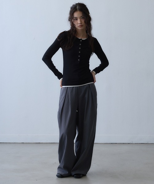 Clum(クルム)の「pinstripe tuck wide pants / ピンストライプタックワイドパンツ(スラックス・レディース・ダークグレー・LARGE/MEDIUM)」の15枚目の写真