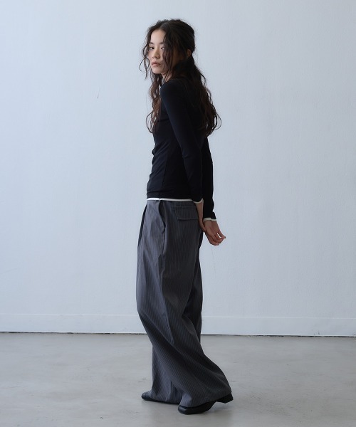 Clum(クルム)の「pinstripe tuck wide pants / ピンストライプタックワイドパンツ(スラックス・レディース・ダークグレー・LARGE/MEDIUM)」の17枚目の写真