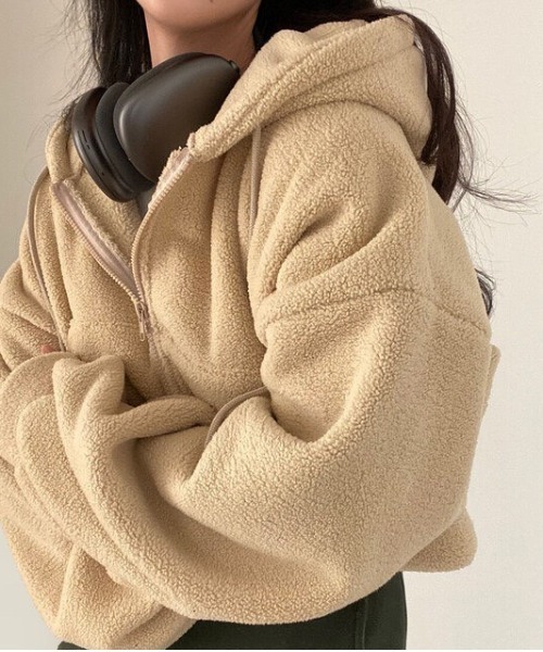 MELT（メルト）の「ボリュームスリーブショート丈ボアジップパーカー/秋服/冬服（パーカー・レディース・オフホワイト/ベージュ/ブラック/ピンク・FREE）」の3枚目の写真