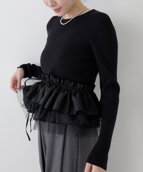 AMUU. PRECIEUSE(アムープレシューズ)の「3wayチュールフリルペプラムニット(ニット/セーター・レディース・チャコールグレー/ブラック/アイボリー/ブラウン・FREE)」の2枚目の写真