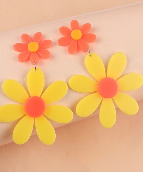 Rennet(レネット)の「ネオンフラワー アクリルピアス(ピアス(両耳用)・レディース・イエロー/オレンジ/ライトイエロー/ピンク/グリーン/パープル・FREE)」の1枚目の写真