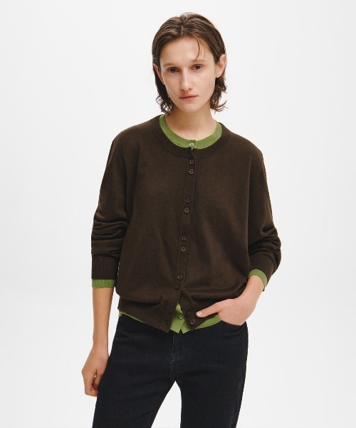 GENERAL IDEA(ジェネラルアイデア)の「【GENERAL IDEA】ダブルレイヤードクルーネックカーディガン / DOUBLE LAYERED CREW NECK CARDIGAN(カーディガン/ボレロ・レディース・ブラック/グレー/ダークブラウン・L/M/S)」の3枚目の写真