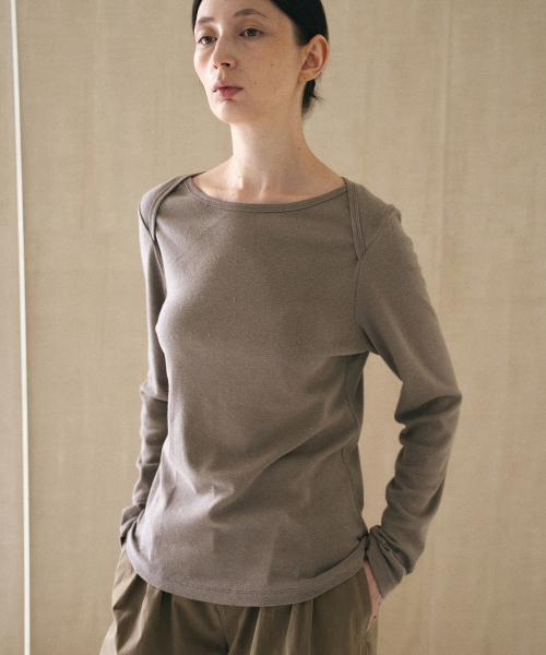 YURT(ユルト)の「Boat Neck T-shirt_WARM GRAY(Tシャツ/カットソー・レディース・グレー系その他・FREE)」の2枚目の写真