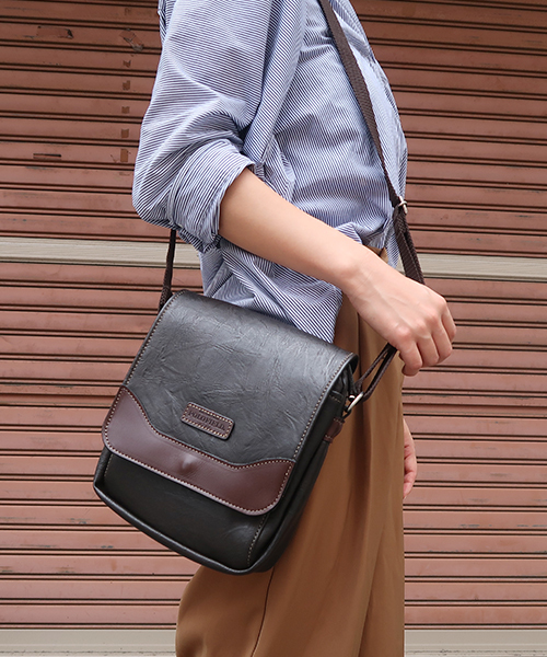 POLOFIELD(ポロフィールド)の「ポロフィールド【POLOFIELD】ミニショルダーバッグ(ショルダーバッグ・メンズ・チョコ/ブラック・フリー)」の2枚目の写真