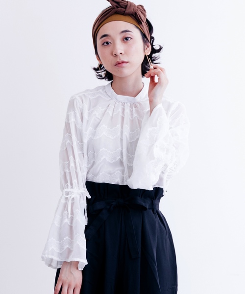 merlot plus(メルロープリュス)の「スカラップ刺繍レースキャンディスリーブブラウス2363(シャツ/ブラウス・レディース・ブラック/ホワイト・FREE)」の2枚目の写真