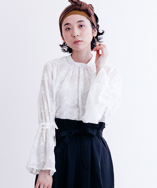 merlot plus(メルロープリュス)の「スカラップ刺繍レースキャンディスリーブブラウス2363(シャツ/ブラウス・レディース・ブラック/ホワイト・FREE)」の17枚目の写真