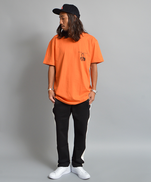 JUNGLES(ジャングルス)の「JUNGLES/ジャングルス GET HELP NOW S/S TEE(Tシャツ/カットソー・メンズ・オレンジ/ブラック・S/L/M/XL)」の3枚目の写真