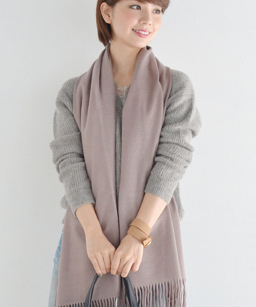 VitaFelice(ヴィータフェリーチェ)の「大判ストール(無地)/マフラー(ストール/ショール・レディース・ブラック/グレー/キャメル/レッド/マスタード/ベージュ系その他・FREE)」の4枚目の写真