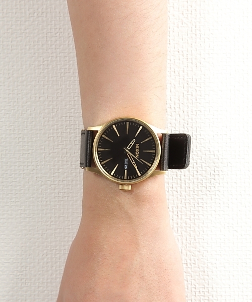 NIXON（ニクソン）の「THE SENTRY LEATHER（アナログ腕時計・メンズ・ブラウン系その他/シルバー系その他/その他1/ホワイト×シルバー/ブラック/ホワイト/その他2/ブルー系その他/その他3/ブラック×ゴールド/その他4/ガンメタ/ゴールド系その他/ブラウン系その他2/ブロンズ・FREE）」の5枚目の写真