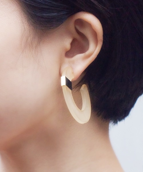 LAPUIS(ラピュイ)の「Frost Acrylic Pierce(ピアス(両耳用)・レディース・ベージュ/ブルー・FREE)」の1枚目の写真