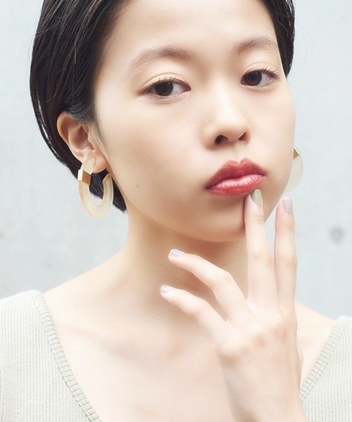 LAPUIS(ラピュイ)の「Frost Acrylic Pierce(ピアス(両耳用)・レディース・ベージュ/ブルー・FREE)」の4枚目の写真