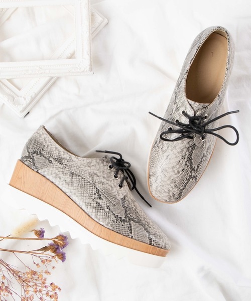 WEGO(ウィゴー)の「WEGO/レースアップコンビソールシューズ(ドレスシューズ・レディース・ホワイト/ブラック/その他1・MEDIUM/LARGE)」の1枚目の写真