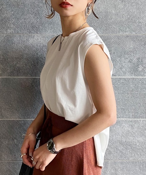 PAGEBOY（ページボーイ）の「マルチファンクションノースリ（Tシャツ/カットソー・レディース・ブラック/パープル/オフホワイト/イエロー系その他/ダークブラウン/グレイッシュベージュ・FREE）」の2枚目の写真