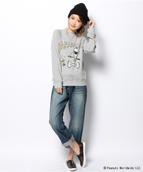 Ray BEAMS（レイビームス）の「JUNK FOOD×Ray BEAMS / 別注スヌーピー HAHA（スウェット・レディース・グレー・ONE SIZE）」の2枚目の写真