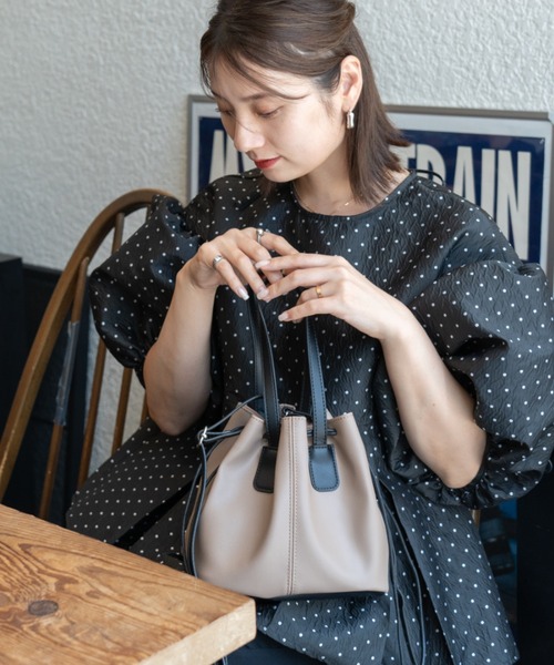 Rename（リネーム）の「Rename フェイクレザー 3WAY 巾着 トート ショルダーバッグ（ショルダーバッグ・レディース・ブラック/チャコールグレー/ブラウン/グレイッシュベージュ/カーキ/ベージュ系その他/ブラウン系その他・FREE）」の4枚目の写真