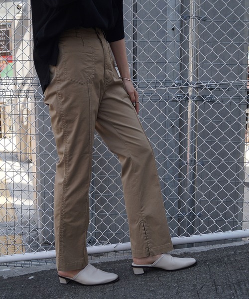 179/WG（イチナナキュウダブルジー）の「セミフレアチノパン（チノパンツ・レディース・グリーン/ベージュ・MEDIUM）」の6枚目の写真