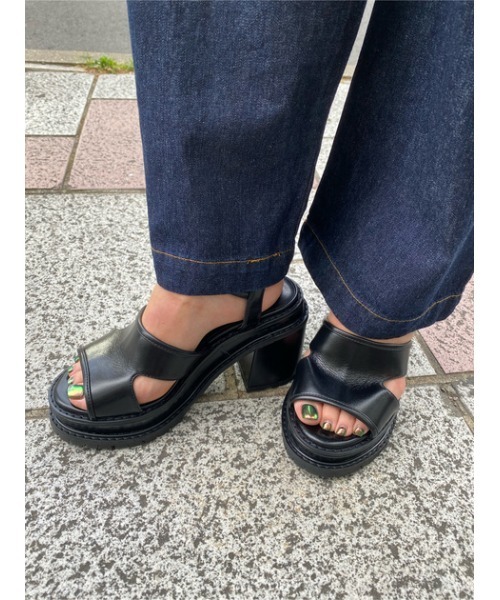 SLY（スライ）の「CUT OUT CHUNK HEEL SANDAL チャンキーヒール
