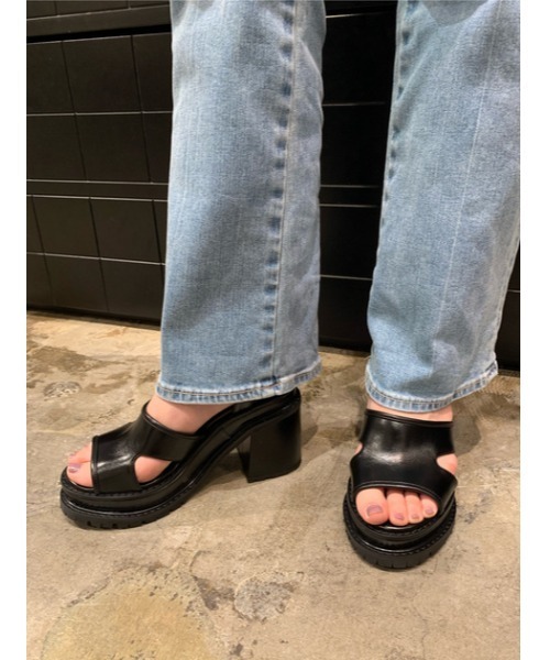 SLY（スライ）の「CUT OUT CHUNK HEEL SANDAL チャンキーヒール