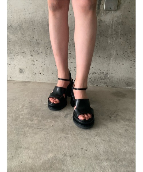 SLY（スライ）の「CUT OUT CHUNK HEEL SANDAL チャンキーヒール