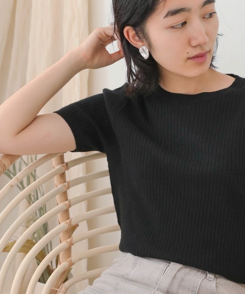 Bab(バブ)の「【WEB限定】BASIC半袖リブニット(ニット/セーター・レディース・ブラック/オフホワイト/ブラウン/イエロー・38)」の1枚目の写真