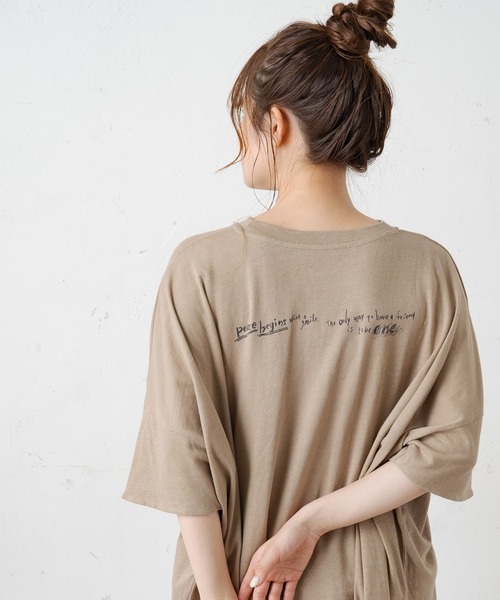 PUAL CE CIN(ピュアルセシン)の「バックプリントチュニック(Tシャツ/カットソー・レディース・チャコール/ライトベージュ/オリーブ系/ピンク系その他・FREE)」の3枚目の写真