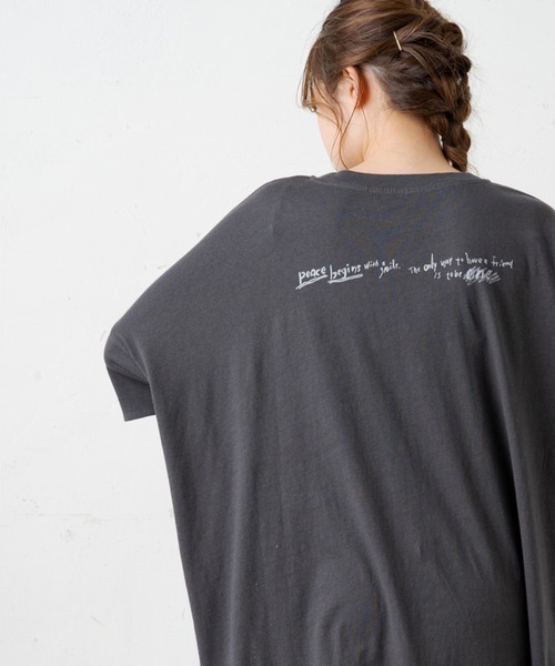 PUAL CE CIN(ピュアルセシン)の「バックプリントチュニック(Tシャツ/カットソー・レディース・チャコール/ライトベージュ/オリーブ系/ピンク系その他・FREE)」の2枚目の写真
