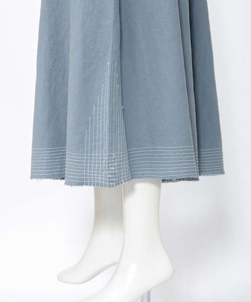 AS KNOW AS de base(アズノゥアズドゥバズ)の「綿麻お山のステッチスカート(スカート・レディース・ブルー/グリーン/スミクロ・FREE)」の13枚目の写真