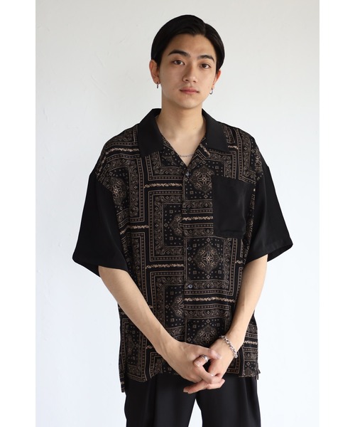 CREARE -LINO-(クレアーレリノ)の「バンダナ柄 オーバーサイズ オープンカラーシャツ<ユニセックス>(シャツ/ブラウス・メンズ・ブラック/ブラウン・M/L)」の2枚目の写真