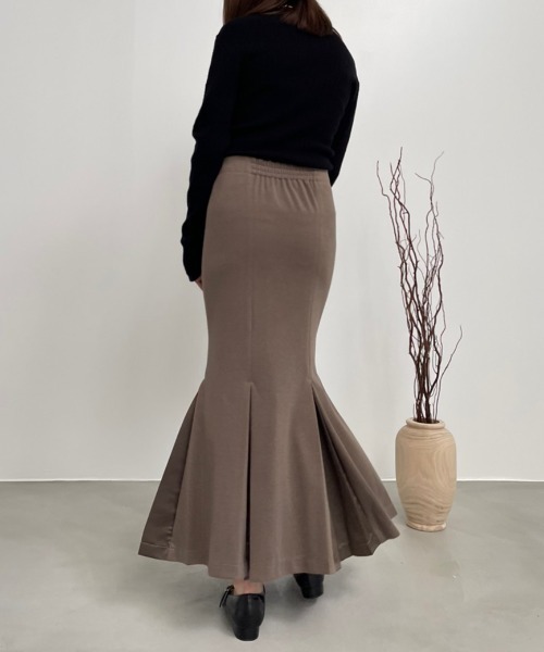 NEUNA（ヌナ）の「ウールタッチマーメイドプリーツサテン切替ロングスカート（スカート・レディース・ブラック/アイボリー/グレイッシュベージュ・SMALL/MEDIUM/LARGE）」の8枚目の写真