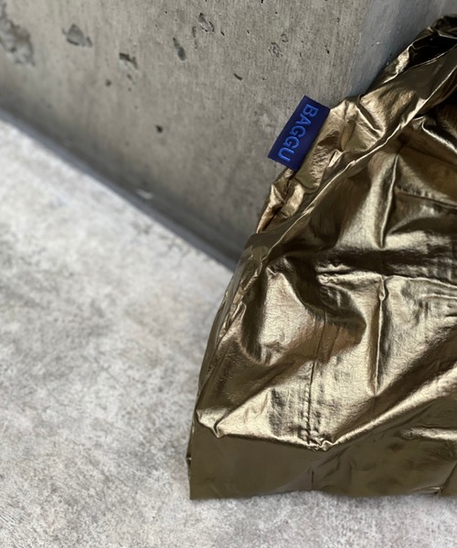 BAGGU(バグー)の「BAGGU/バグゥ メタリックBABY(エコバッグ/サブバッグ・レディース・ブルー/アンティークゴールド・FREE)」の3枚目の写真