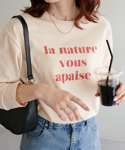 DISCOAT（ディスコート）の「【WEB限定】カールロゴTシャツ（Tシャツ/カットソー・レディース・チャコールグレー/アイボリー/ホワイト×グリーン/ホワイト×ブラック/ピンク/ホワイト×ブルー/ブラック/ピンク系その他/ホワイト系その他3/ホワイト×シルバー・FREE）」の2枚目の写真