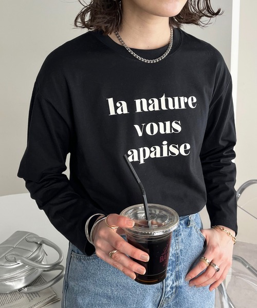 DISCOAT（ディスコート）の「【WEB限定】カールロゴTシャツ（Tシャツ/カットソー・レディース・チャコールグレー/アイボリー/ホワイト×グリーン/ホワイト×ブラック/ピンク/ホワイト×ブルー/ブラック/ピンク系その他/ホワイト系その他3/ホワイト×シルバー・FREE）」の8枚目の写真