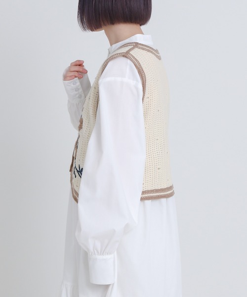PairPair（ペアペア）の「かぎ針編みフラワー刺繍ベスト（ベスト・レディース・ネイビー/ライトブラウン・フリー）」の11枚目の写真