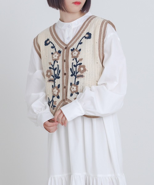 PairPair（ペアペア）の「かぎ針編みフラワー刺繍ベスト（ベスト・レディース・ネイビー/ライトブラウン・フリー）」の4枚目の写真