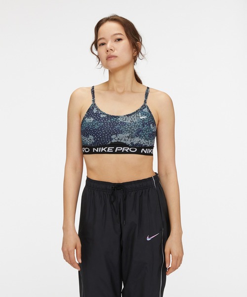 NIKE（ナイキ）の「ナイキ プロ ドライ-フィット インディ ウィメンズ ライトサポート パッディド ストラッピー プリント スポーツブラ / NIKE PRO DRI-FIT INDY WOMEN'S LIGHT-SUPPORT PADDED STRAPPY PRINTED SPORTS BRA（スポーツブラ・レディース・ブルーグレー・S/M/L/XL/XS）」の4枚目の写真