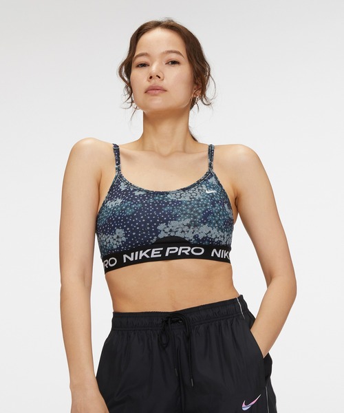 NIKE（ナイキ）の「ナイキ プロ ドライ-フィット インディ ウィメンズ ライトサポート パッディド ストラッピー プリント スポーツブラ / NIKE PRO DRI-FIT INDY WOMEN'S LIGHT-SUPPORT PADDED STRAPPY PRINTED SPORTS BRA（スポーツブラ・レディース・ブルーグレー・S/M/L/XL/XS）」の2枚目の写真