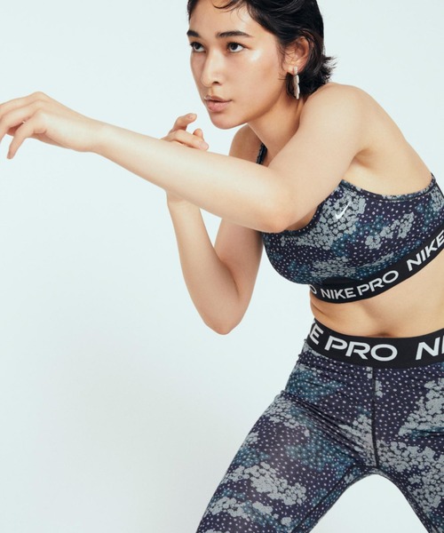 NIKE（ナイキ）の「ナイキ プロ ドライ-フィット インディ ウィメンズ ライトサポート パッディド ストラッピー プリント スポーツブラ / NIKE PRO DRI-FIT INDY WOMEN'S LIGHT-SUPPORT PADDED STRAPPY PRINTED SPORTS BRA（スポーツブラ・レディース・ブルーグレー・S/M/L/XL/XS）」の9枚目の写真