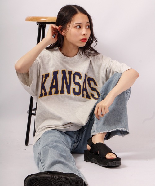 A.T,C in the attic homme(エーティーシーインジアティックオム)の「カレッジロゴ アップリケ ビッグシルエットTシャツ(Tシャツ/カットソー・メンズ・ホワイト/ブラック/ベージュ/イエロー/グリーン/グリーン系その他・L/XL/M)」の4枚目の写真