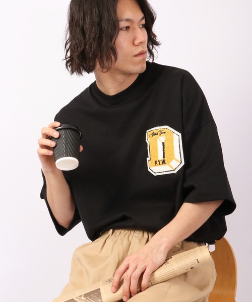 A.T,C in the attic homme(エーティーシーインジアティックオム)の「カレッジロゴ アップリケ ビッグシルエットTシャツ(Tシャツ/カットソー・メンズ・ホワイト/ブラック/ベージュ/イエロー/グリーン/グリーン系その他・L/XL/M)」の3枚目の写真