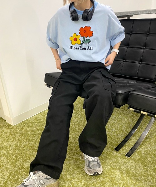 WHO'S WHO gallery（フーズフーギャラリー）の「【BLESS YOU/ブレスユー】フラワーワッペンロゴTEE（Tシャツ/カットソー・メンズ・ブラック/サックスブルー/ホワイト/アッシュグレー/ブラウン・FREE）」の14枚目の写真