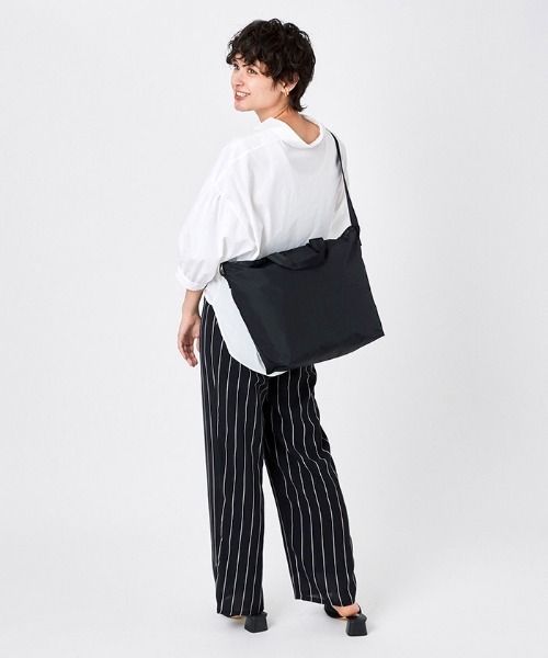 LeSportsac(レスポートサック)の「DELUXE EASY CARRY TOTE リサイクルドブラックJP(トートバッグ・レディース・ブラック・FREE)」の17枚目の写真