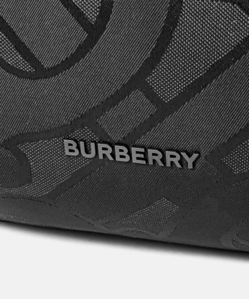 BURBERRY(バーバリー)の「BURBERRY SONNY MONOGRAM JACQUARD BUM BAG バーバリー ソニー TBモノグラム ボディバッグ(ボディバッグ/ウエストポーチ・メンズ・ブラック・FREE)」の8枚目の写真