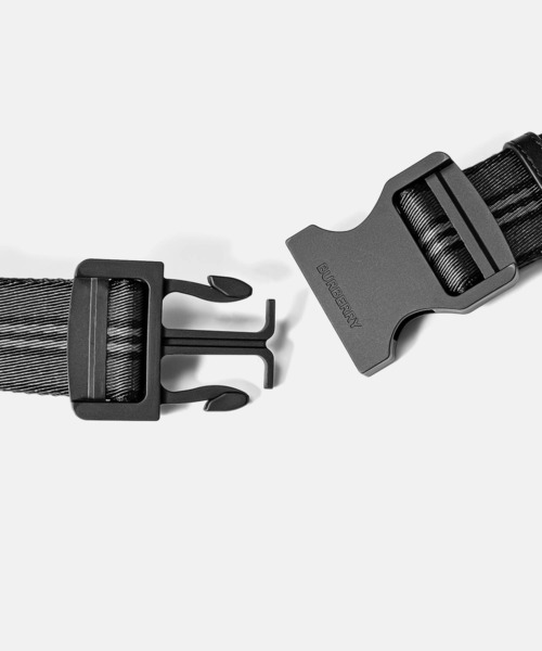 BURBERRY(バーバリー)の「BURBERRY SONNY MONOGRAM JACQUARD BUM BAG バーバリー ソニー TBモノグラム ボディバッグ(ボディバッグ/ウエストポーチ・メンズ・ブラック・FREE)」の9枚目の写真