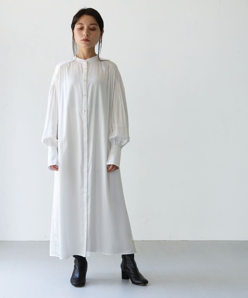 HER CLOSET（ハークローゼット）の「【shemoshelly】サテンギャザーシャツドレス（シャツワンピース・レディース・ベージュ/ブラック/ホワイト・M）」の2枚目の写真